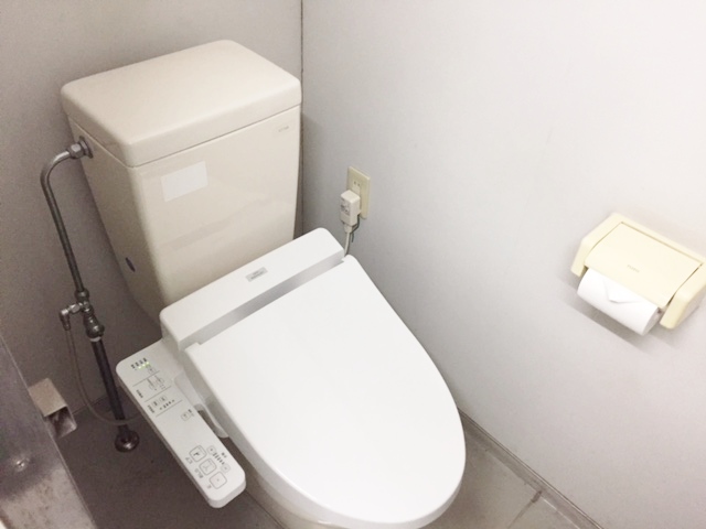 温水洗浄機能付大便器（男子トイレには小便器もございます）