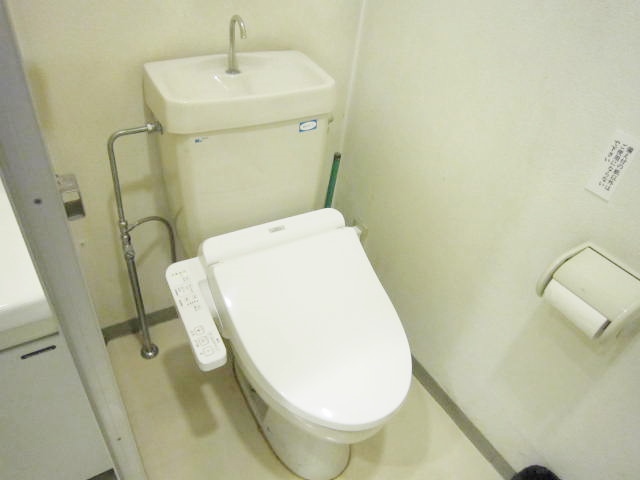 各階男女別トイレ　個室（温水洗浄機能付便座）