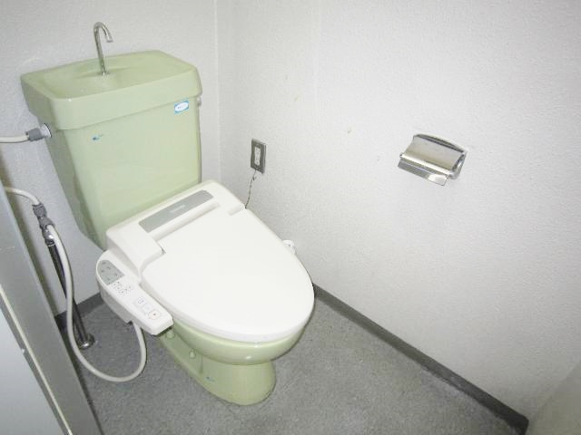 各階共用男女別トイレ、温水洗浄機能付便座